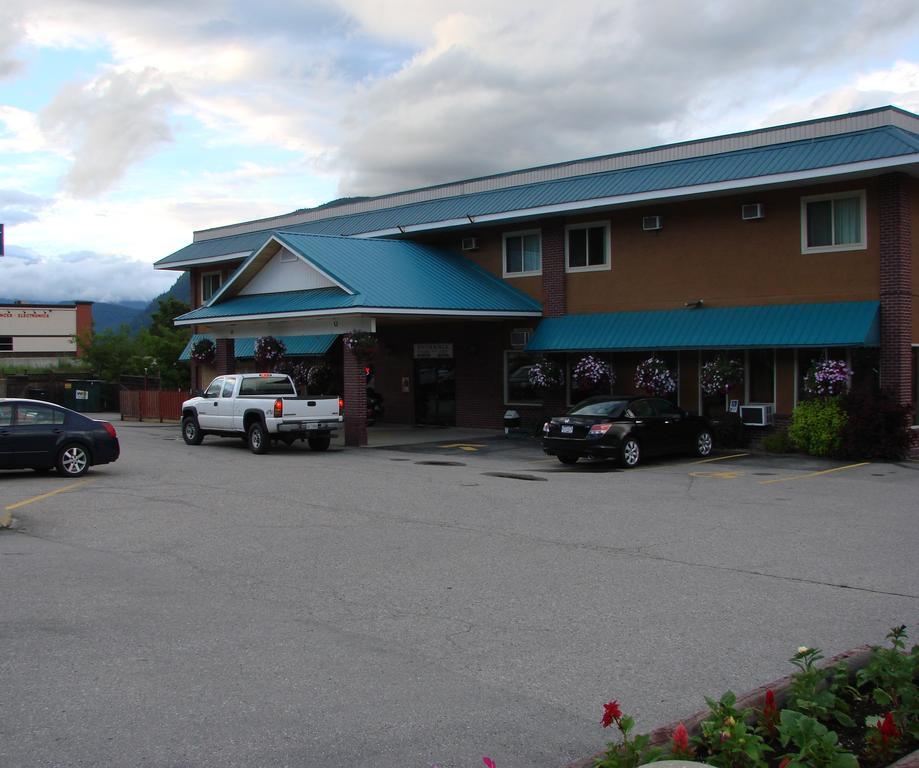 Canadas Best Value Inn & Suites-Castlegar Esterno foto